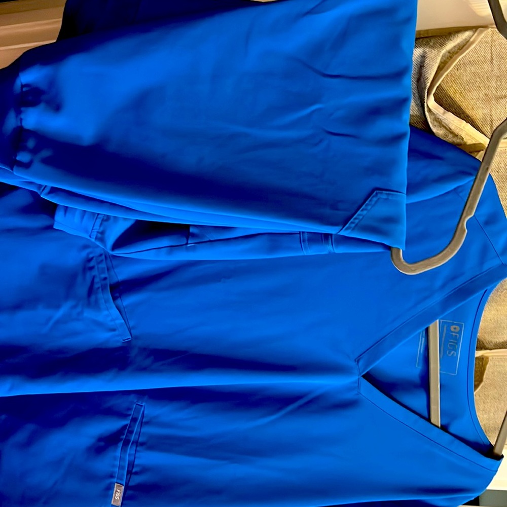 Figs scrub set. 2xl top. 2xl petite jogger bottoms. Royal blue